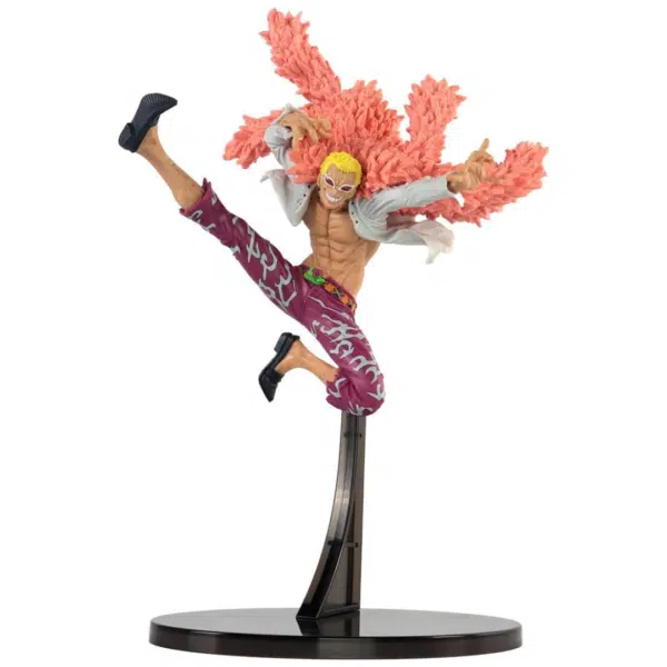 Don Quichotte Doflamingo One Piece porte une chemise ouverte et un pantalon bariolé violet, des lunettes de soleil blanches et une cape à plumes rose. Il sourit de toutes ses dents