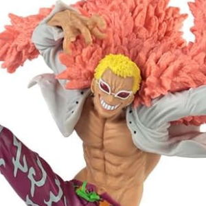 Don Quichotte Doflamingo One Piece porte une chemise ouverte et un pantalon bariolé violet, des lunettes de soleil blanches et une cape à plumes rose. Il sourit de toutes ses dents