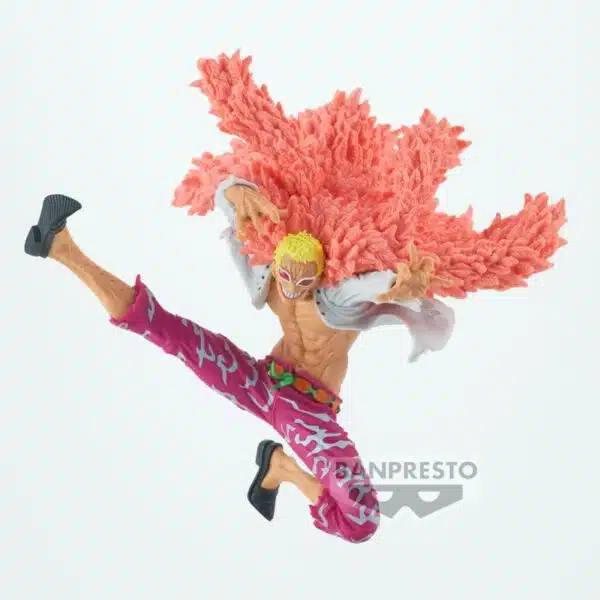 Don Quichotte Doflamingo One Piece en train de sauter. Il porte une chemise ouverte, un pantalon violet bariolé, des lunettes de soleil blanches et une cape à plumes rose.