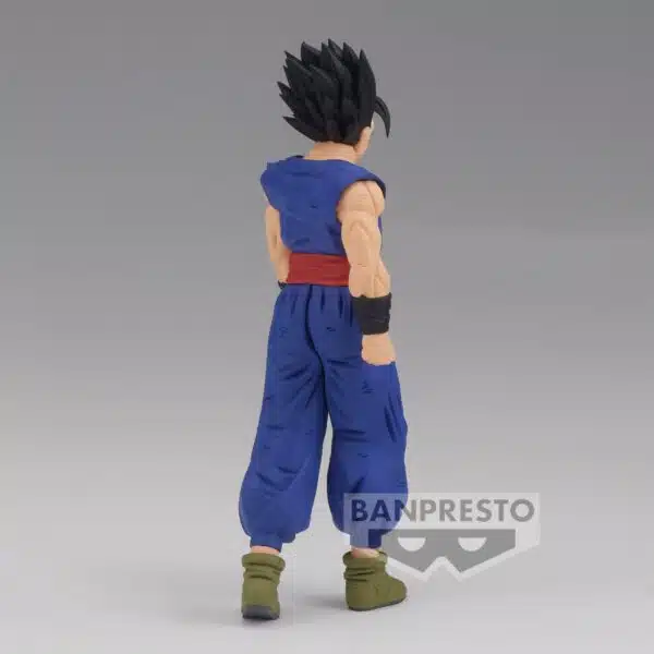 La figurine en PVC d'Ultimate Gohan, issue de la série Solid Edge Works Vol.14, capture avec maestria l'une des formes les plus puissantes de Son Gohan, telle qu'elle est révélée après que le Vieux Kaïô Shin ait libéré son potentiel latent.