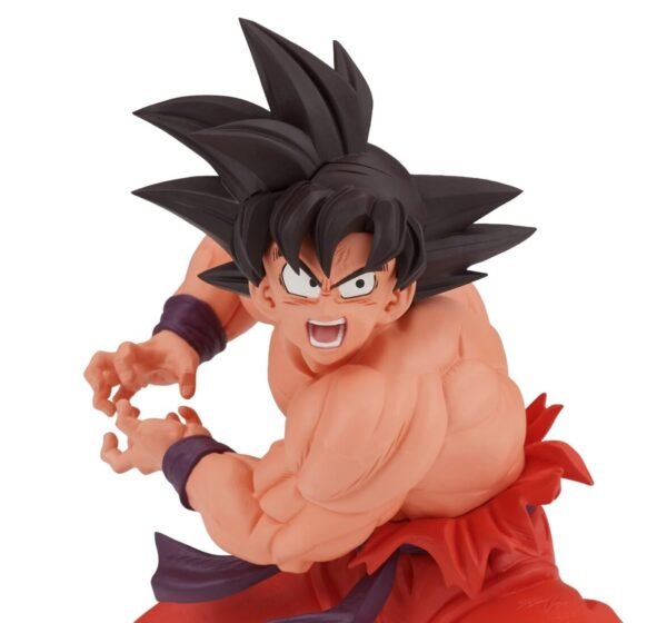 Cette figurine Son Goku le représente dans une pose emblématique, préparant son célèbre Kamehameha