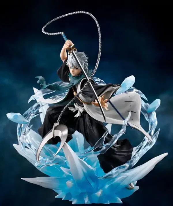 La figurine Tōshirō Hitsugaya est dans une posture dynamique, brandissant son zanpakutō, Hyōrinmaru, entouré d'effets de glace translucides qui accentuent son pouvoir de manipulation de la glace.