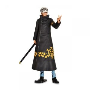 figurine Trafalgar Law debout en manteau et casquette sur la tête