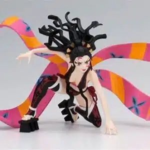 La figurine Daki Demon Slayer présente des détails soignés de son kimono rose et orange, ainsi que l'expression déterminée de son visage avec ses cheveux noirs