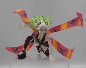 Cette figurine de Daki la capture dans une pose dynamique, reflétant sa nature redoutable et son agilité en combat.